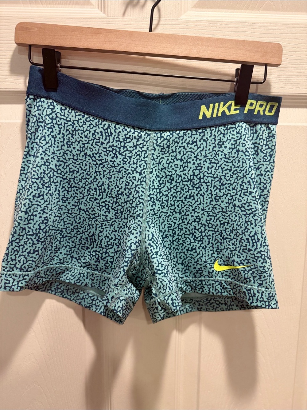 Nike Pro Women’s Compression Shorts Size L Blue Teal Print Athletic Gym - Picture 3 of 12